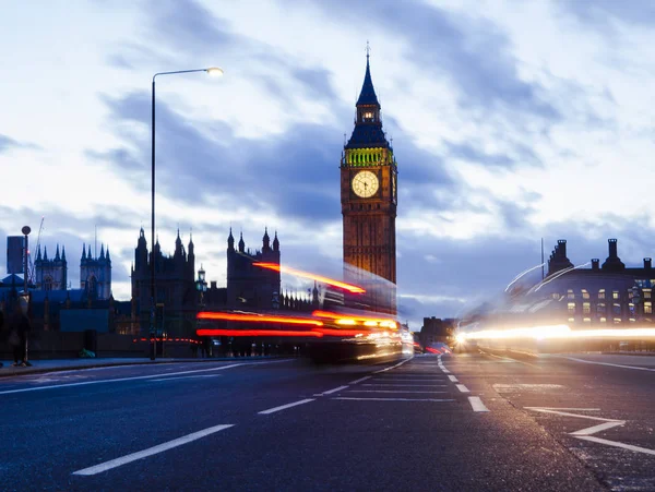 在伦敦的大笨钟和汽车交通 — 图库照片