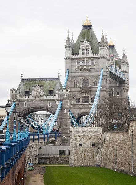 El Tower Bridge en la ciudad de Londres — Foto de Stock