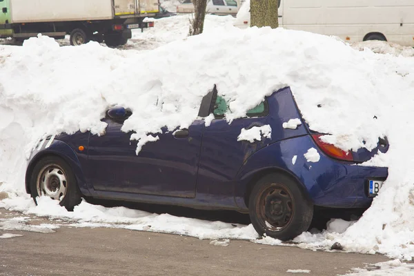 Auto bedekt met sneeuw — Stockfoto