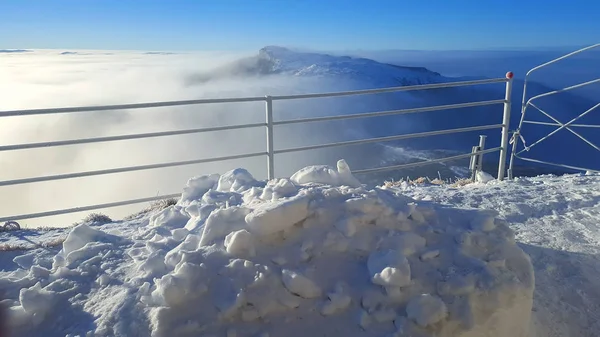 Paisaje invernal en las montañas de Ceahlau — Foto de Stock