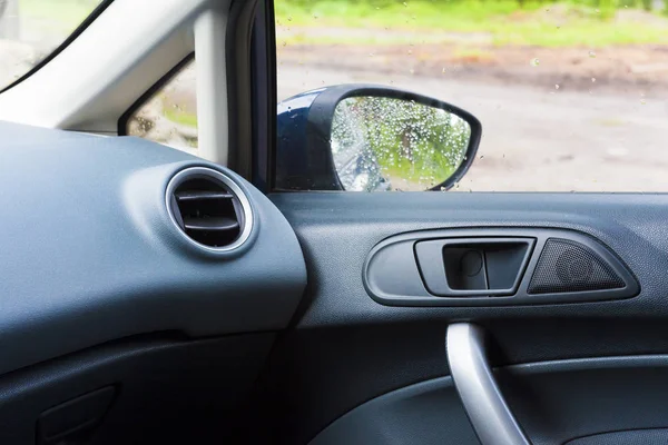 Vista interna di auto moderna con presa d'aria e specchio — Foto Stock