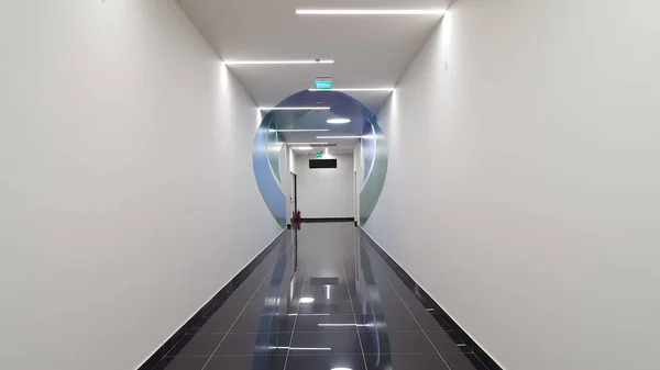 Estreito corredor vazio — Fotografia de Stock
