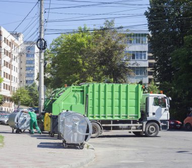 çöp kamyonu ile yeniden işleyip kullanı teneke 