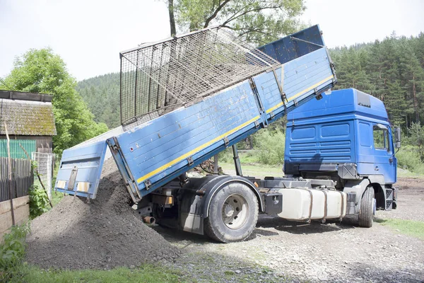 Vrachtwagen dumpplaats — Stockfoto
