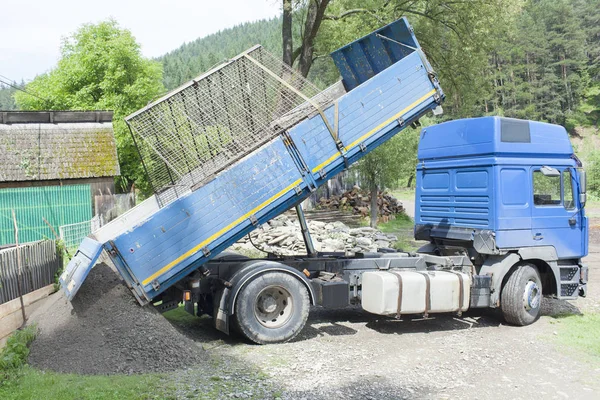 Vrachtwagen dumpplaats — Stockfoto