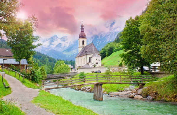 Mystic solnedgång vid Ramsau kyrka — Stockfoto