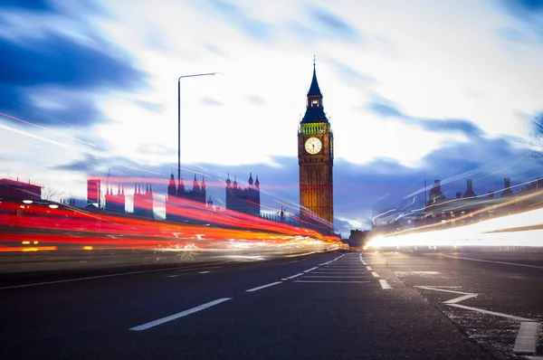 Nacht verkeer op de Big Ben in Londen — Stockfoto