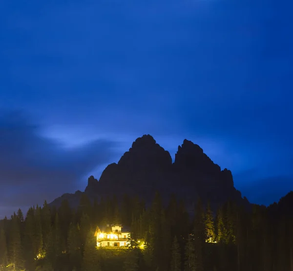 Le tre cime peak in der Nacht — Stockfoto