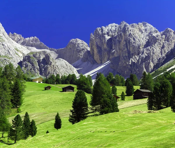 Sommar landskap i Dolomiterna bergen — Stockfoto