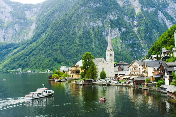 Hallstatt town and lake with boat in Austria — Stock Photo, Image