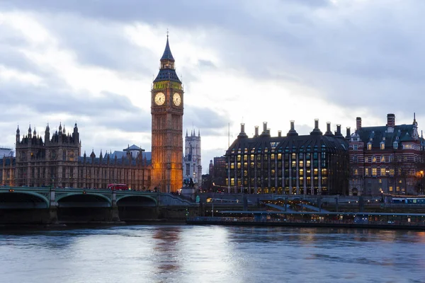 Big Ben en Houses of Parliament in een fantasie zonsondergang landschap — Stockfoto