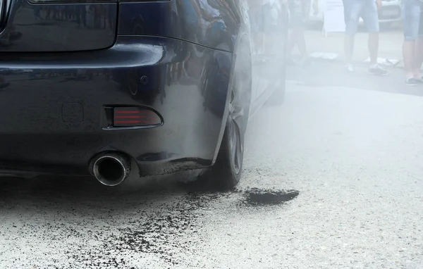 Autobrand mit Rauch — Stockfoto