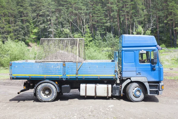 Camión azul en el campo — Foto de Stock