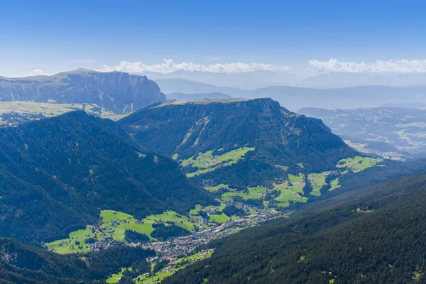 Vista de verão do vale nos Alpes das Dolomitas — Fotografia de Stock