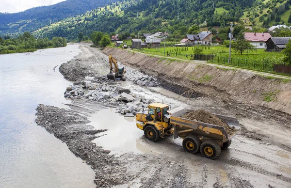 Camión y excavadora en un sitio de construcción —  Fotos de Stock