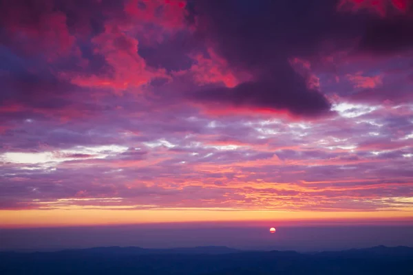 Růžový západ slunce nebo východ slunce s krásné mraky na obloze — Stock fotografie
