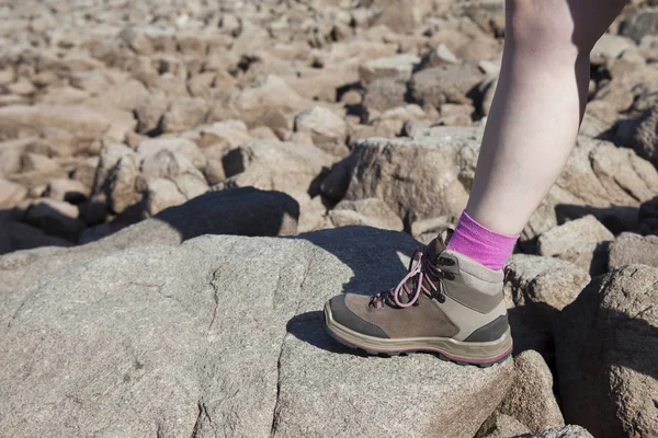 Zapato de montaña de mujer senderismo en rocas — Foto de Stock