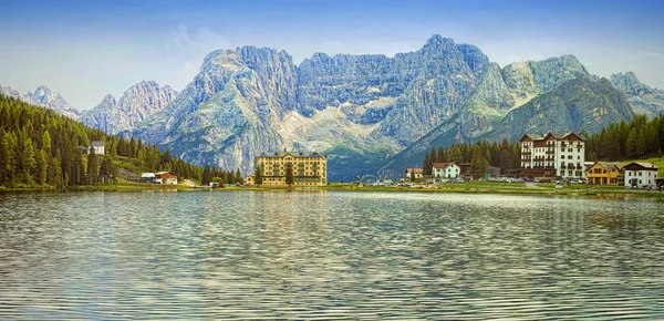 Letní krajina u jezera Misurina v Itálie Dolomity — Stock fotografie