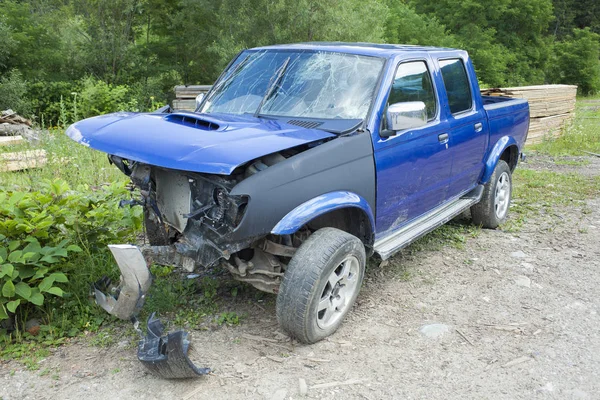 Coche destrozado azul después del accidente —  Fotos de Stock