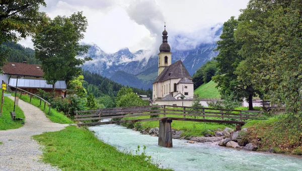 Ramsau by och kyrka i Alperna i Bayern, Tyskland — Stockfoto