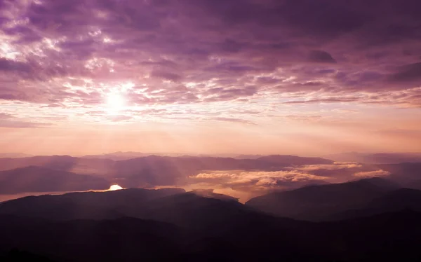 Hermoso atardecer en la montaña con sol y nubes — Foto de Stock