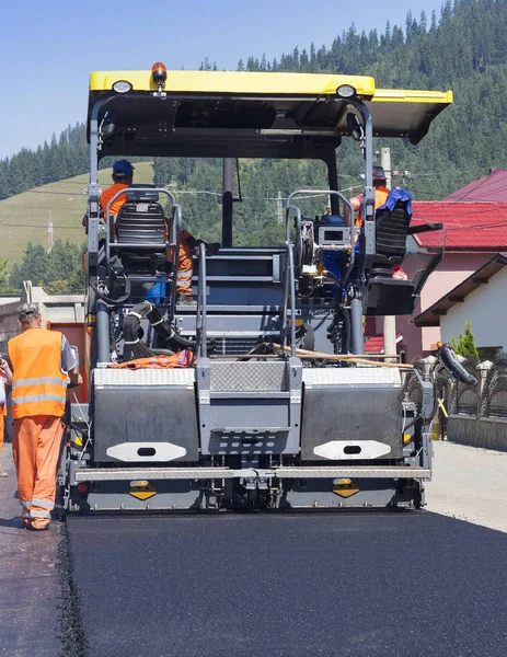 Industriële machine asfalt gieten op weg — Stockfoto