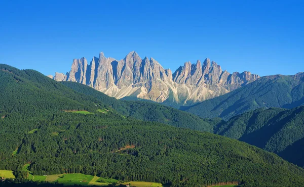 Italienska Alperna av Dolomiterna i Val di Funes — Stockfoto