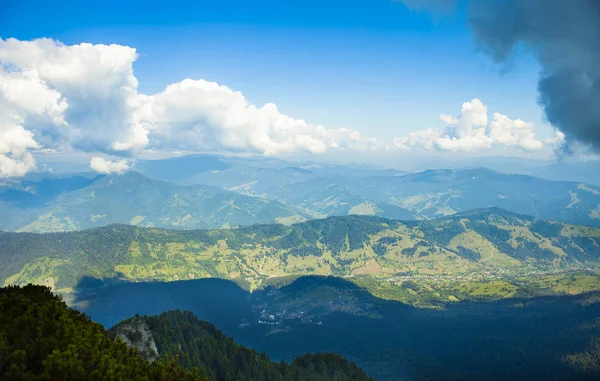 Gebirgstal und Wolken, Sommerlandschaft in den rumänischen Karpaten — Stockfoto