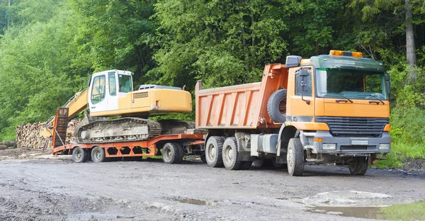 Vrachtwagen en graafmachine, industriële machine — Stockfoto