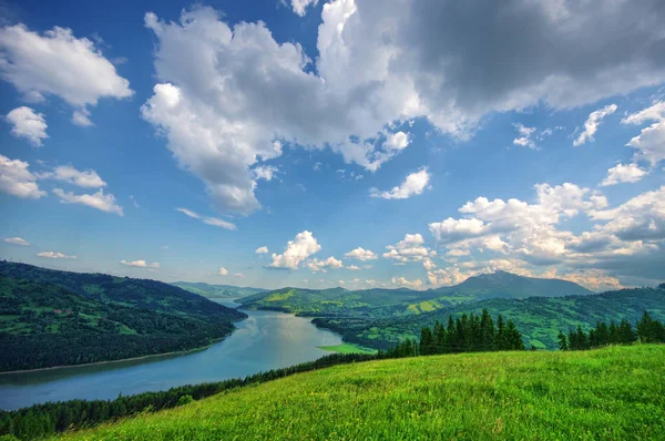 Weide en meer landschap in Stanisoarei bergen, Roemenië — Stockfoto