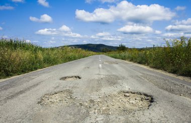 kırık ve hasar kötü yol