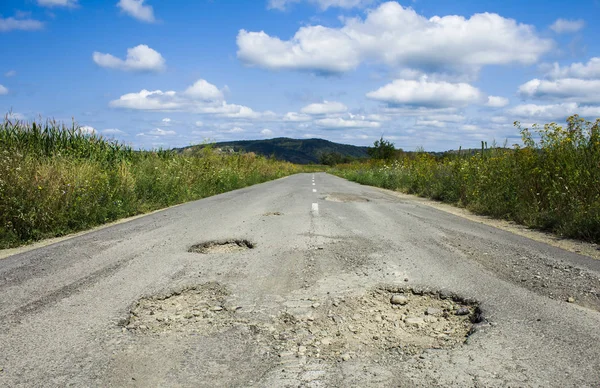 Estrada ruim rachado e danificado — Fotografia de Stock