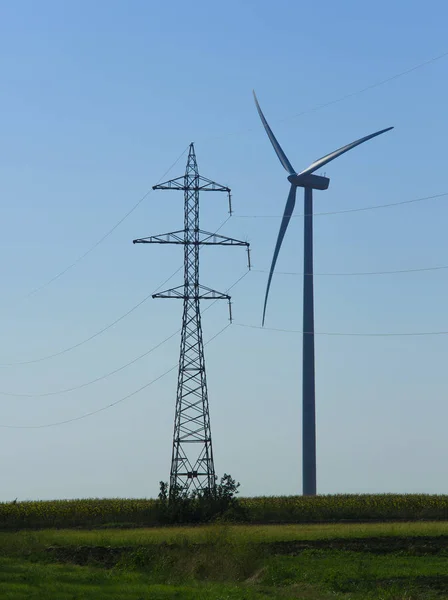 Wind turbine en elektriciteit pole-position voor elektriciteitscentrale of eco-concept — Stockfoto