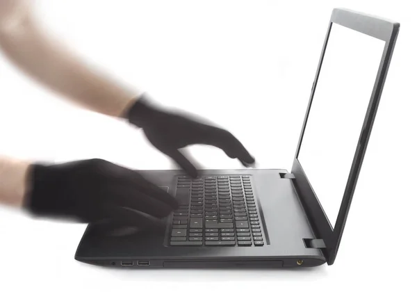 技術コンセプトのハッカーのノート パソコン上に手袋と手します。 — ストック写真