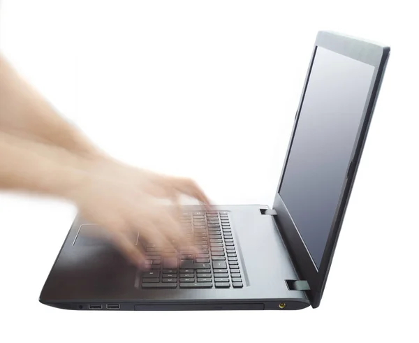 Mani digitando e lavorando velocemente sulla tastiera del computer portatile — Foto Stock