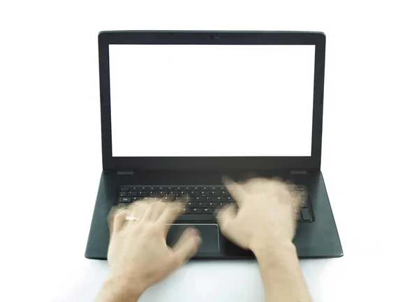 Manos escribiendo y trabajando rápido en el teclado del ordenador portátil —  Fotos de Stock