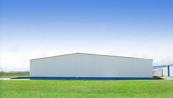 Groot gebouw in verse landschap — Stockfoto