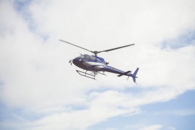 gökyüzünde mavi helikopter