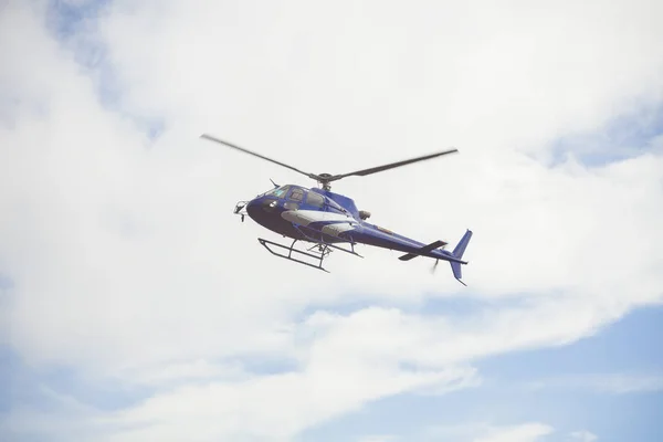 Hélicoptère bleu dans le ciel — Photo