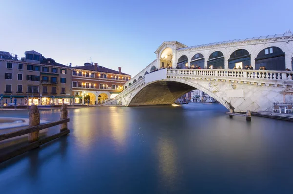 Rialto-Brücke bei Nacht in Venedig, Italien — Stockfoto