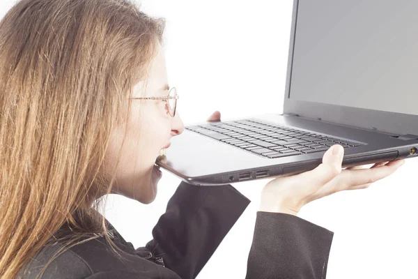 Frustré femme d'affaires en colère sur un ordinateur portable — Photo