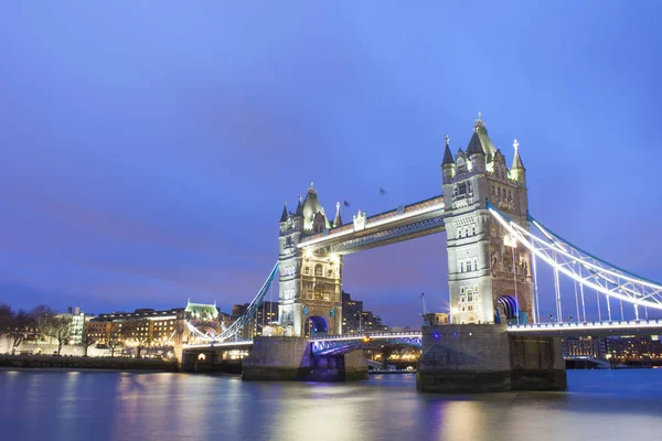 Puente de la Torre en la ciudad de Londres, escena nocturna — Foto de Stock