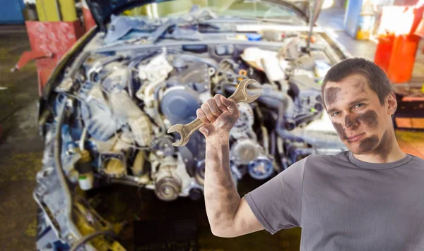 Vuile auto monteur in dienst van de auto werken — Stockfoto