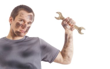 kirli mekanik adam anahtarı araç tamir için holding