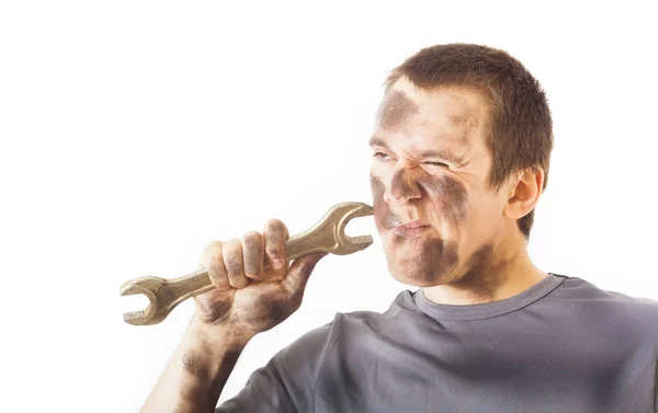 Schmutzige und lustige Mechaniker mit Schraubenschlüssel-Denken — Stockfoto