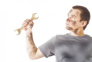 kirli mekanik adam anahtarı araç tamir için holding