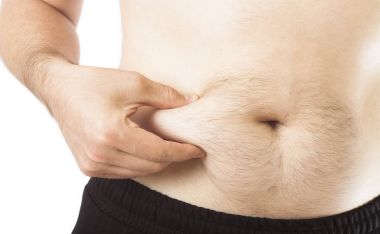 Belly fat kavramı holding adam