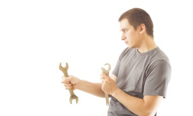 İngiliz anahtarı araç tamir için tutan genç makinist adam