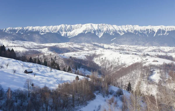 Piatra Craiului montanha, paisagem de inverno na Roménia — Fotografia de Stock