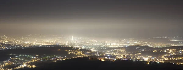 Cityscape gece Iasi şehir. Romanya — Stok fotoğraf